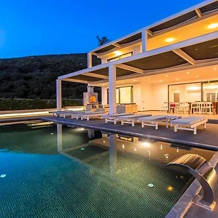 Sleeps 10 With Pool Air Con And Wifi 别墅