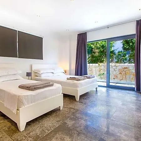 Sleeps 10 With Pool Air Con And Wifi 别墅 *