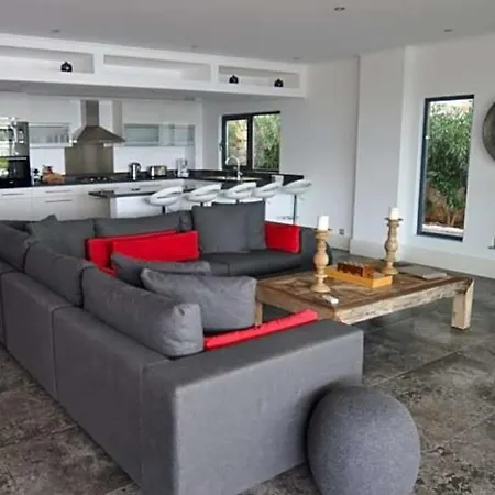 Sleeps 10 With Pool Air Con And Wifi 别墅