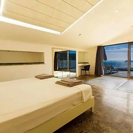 别墅 Sleeps 10 With Pool Air Con And Wifi