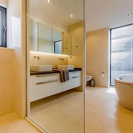 Sleeps 10 With Pool Air Con And Wifi 别墅
