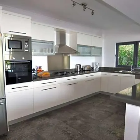 Sleeps 10 With Pool Air Con And Wifi 别墅